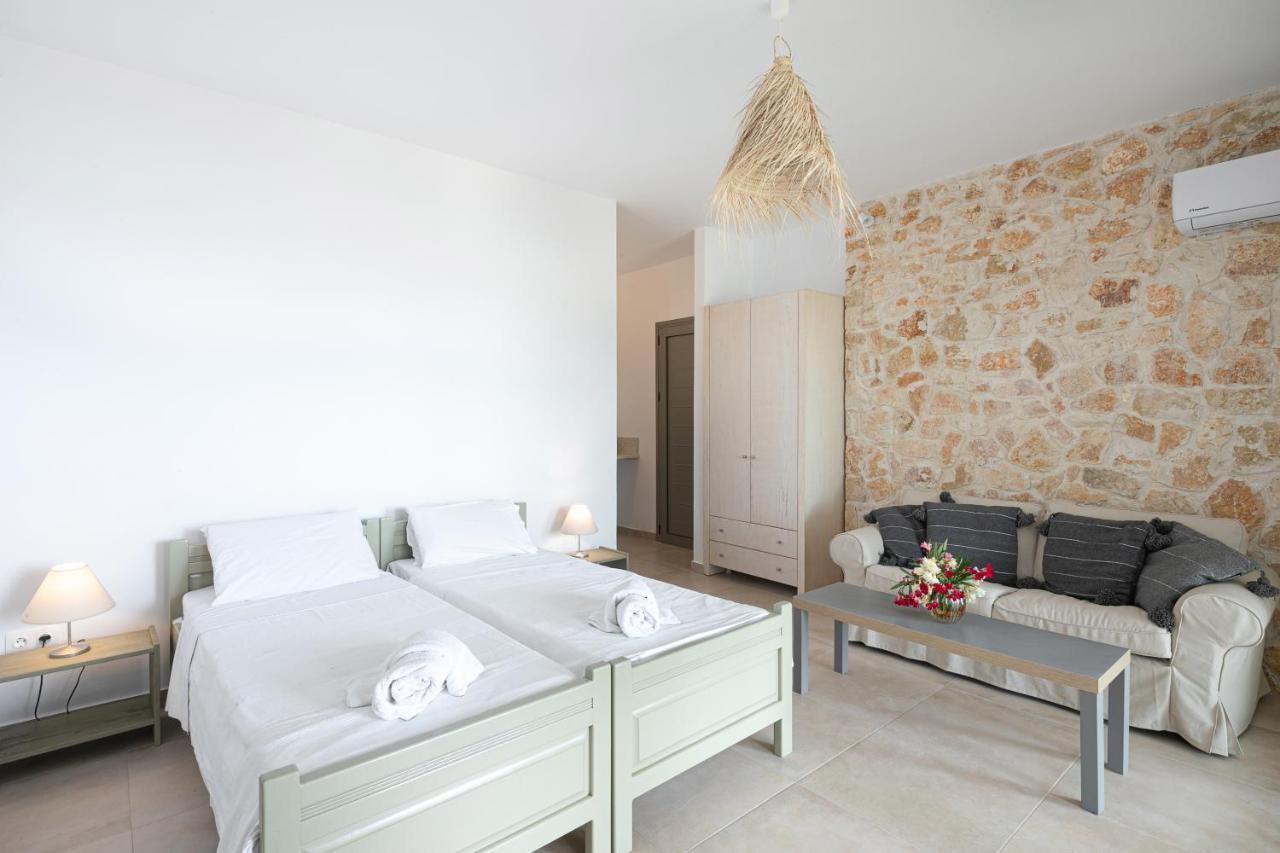 Marina Vista Luxury Studio Suites Beach Front Гувия Екстериор снимка